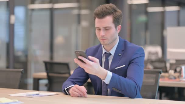 Upset Businessman Talking Angrily on Smartphone — Video Stock