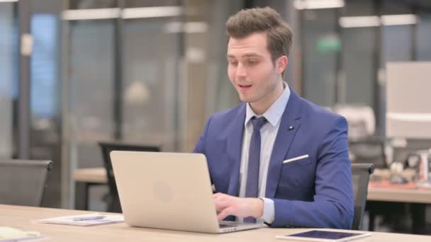 Zakenman aan het praten op video op Laptop in Office — Stockvideo