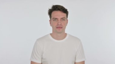 Beyaz Arkaplanda Bağıran ve Bağıran Genç Adam 