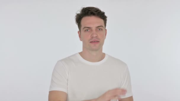 Boldog fiatalember tapsol a fehér háttér — Stock videók