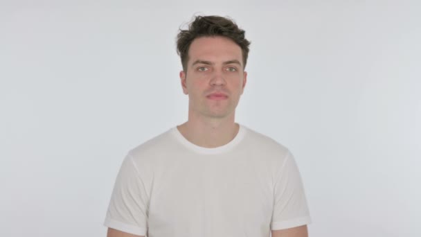 Triste giovane uomo su sfondo bianco — Video Stock