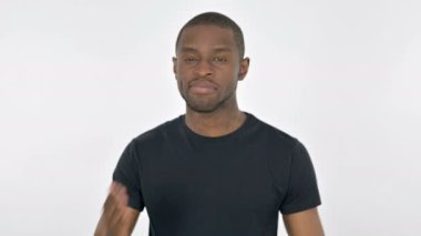 Uçan Öpücük: Beyaz Arkaplanda Genç Afrikalı Adam 