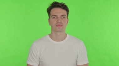 Yeşil Arkaplanda Bağıran ve Bağıran Genç Adam 