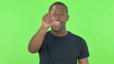 Yeşil Arkaplanda Kamerayı Gösteren Genç Afrikalı Adam Davet Ediliyor 