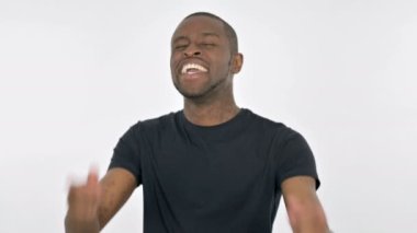 Beyaz Arkaplanda Kamerayı Gösteren Mutlu Afrikalı Genç Adam 