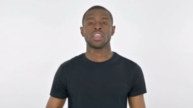 Sessizlik lütfen, parmakları beyaz arkaplanda olan Afrikalı genç adam.