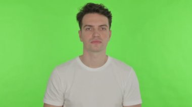 Yeşil Arkaplanda Genç Adam 'ın Durdurma Hareketi 