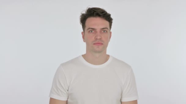 Geschokt jonge man zich afvragen op witte achtergrond — Stockvideo