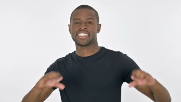 흰색 배경에 있는 젊은 아프리카 남자가 마음을 감동 시킴 — 비디오