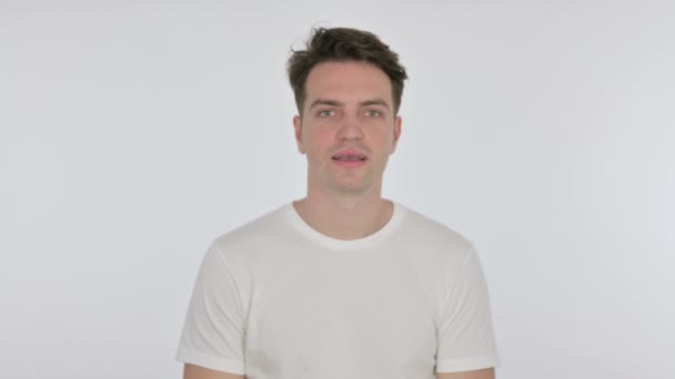 Mladý muž ukazuje na stranu na bílém pozadí — Stock video