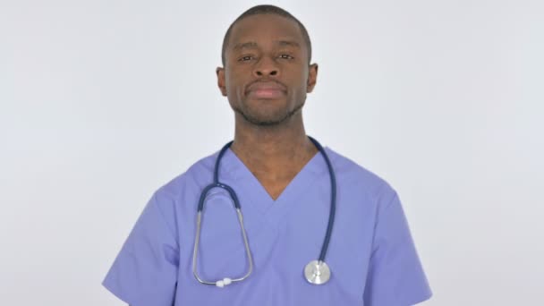 Принятие Жеста африканским доктором на белом фоне — стоковое видео