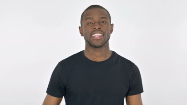 Assinatura da vitória pelo jovem homem africano em fundo branco — Vídeo de Stock