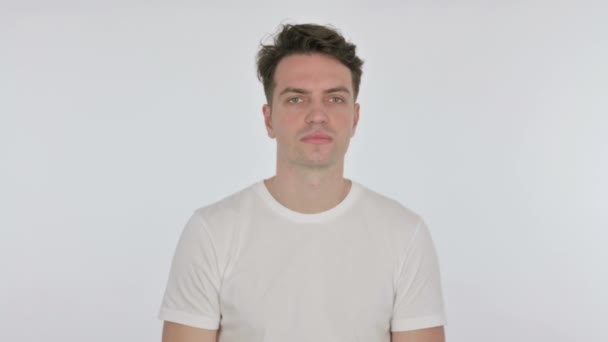 Junger Mann hört heimlich auf weißem Hintergrund zu — Stockvideo