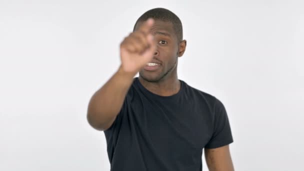 Молодой африканский человек указывает на камеру на белом фоне — стоковое видео