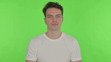 Mutlu Genç Adam Yeşil Arkaplanda Alkışlıyor 