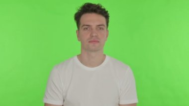 Yeşil Arkaplanda Sırrı Dinleyen Genç Adam