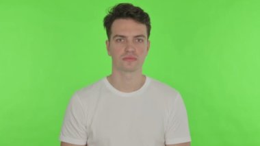 Yeşil Arkaplanda Şok Olan Genç Adam 