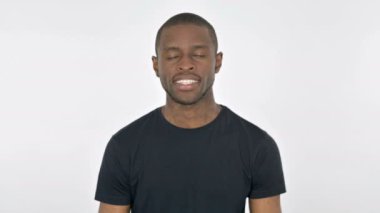 Genç Afrikalı Kafasını Evet Olarak Sallıyor Beyaz Arkaplanda İşaret 