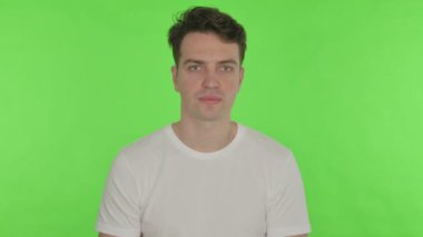Mutlu Genç Adam Yeşil Arkaplanda Kamerayı Gösteriyor 
