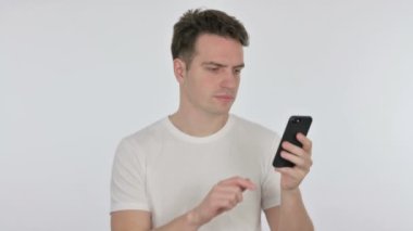 Beyaz Arkaplanda Akıllı Telefonu Kutlayan Genç Adam 