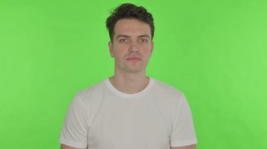 Yeşil Arkaplanda Reddedilen Genç Adam 