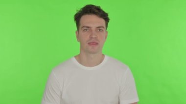 Yeşil Arkaplanda Esneyen Genç Adam