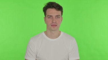 Genç adam el sallıyor, Yeşil Arkaplanda Hoş Geldiniz 