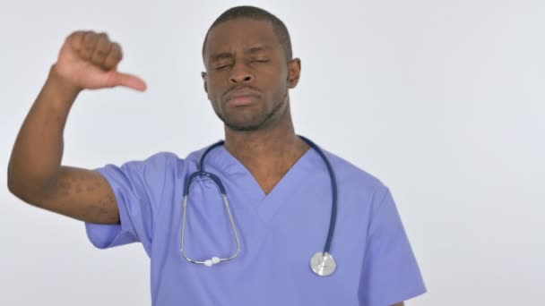 Duimen omlaag door Afrikaanse arts op witte achtergrond — Stockvideo