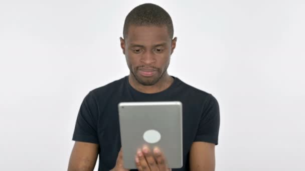 Homem Africano Jovem Comemorando o Sucesso no Tablet em Fundo Branco — Vídeo de Stock