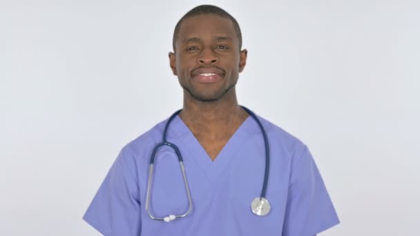 African Doctor uśmiecha się do kamery na białym tle — Wideo stockowe
