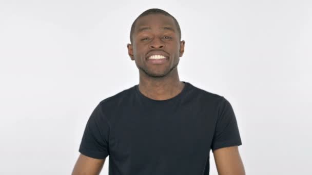 Glad ung afrikansk man applåderar på vit bakgrund — Stockvideo