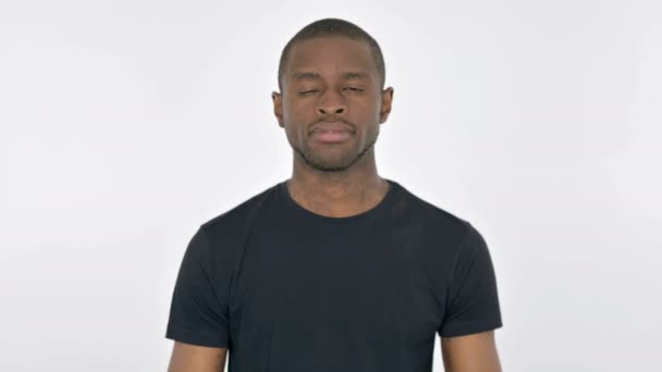 Desaprobar a un joven africano rechazando por gesto de brazo sobre fondo blanco — Vídeos de Stock