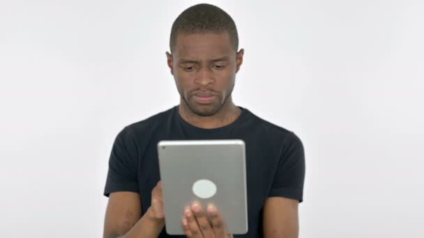 디지털 태블릿을 사용하는 젊은 아프리카 남자 화이트 백 그라운드 — 비디오