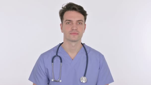 Invitare il giovane medico su sfondo bianco — Video Stock