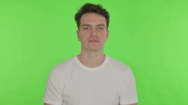 Yeşil Arkaplanda Genç Adam 'dan El Yapımı Kalp 