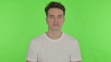 Yeşil Arkaplanda Kamerayı Gösteren Genç Adam Davet Ediliyor 