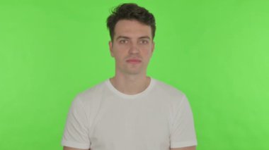 Başarılı Genç Adam Yeşil Arkaplanda Kutlama 