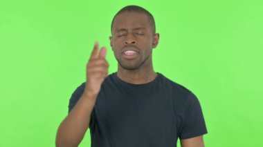 Yeşil Arkaplanda Kamerayı Gösteren Mutlu Afrikalı Genç Adam 