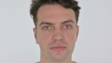 Dişleri ağrıyan genç adamın yüzünü kapatın.