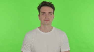 Öfkeli Genç Adam Yeşil Arkaplanda Taciz Ediyor 