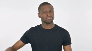 Beyaz Arkaplanda Genç Afrikalı Adam 'dan Başparmak İndirme 