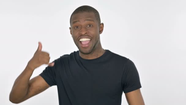 Noem me gebaar van de jonge Afrikaanse man op witte achtergrond — Stockvideo