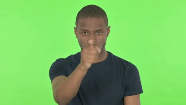 Θυμωμένος νεαρός Αφρικανός έτοιμος για μάχη, πυγμαχία σε πράσινο φόντο — Αρχείο Βίντεο