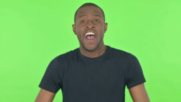 Sikeres fiatal afrikai férfi ünnepli a zöld háttér — Stock videók