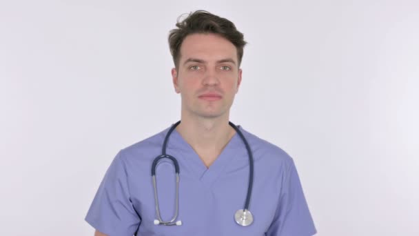 Daumen hoch von jungem Arzt auf weißem Hintergrund — Stockvideo