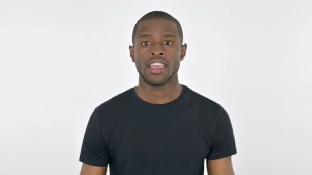 Επιτυχημένος νεαρός Αφρικανός γιορτάζει σε λευκό φόντο — Αρχείο Βίντεο