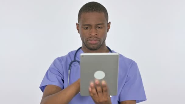 Medico africano che utilizza tavoletta digitale su sfondo bianco — Video Stock