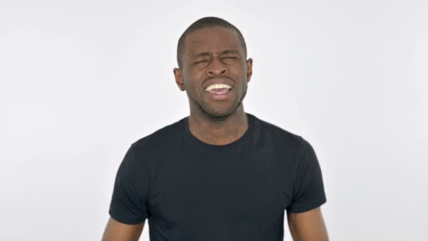 Jovem africano homem gritando e gritando no fundo branco — Vídeo de Stock