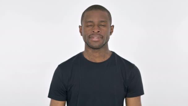 Joven africano sonriendo a cámara sobre fondo blanco — Vídeos de Stock