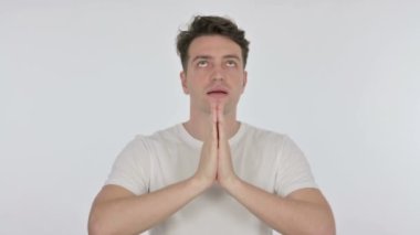 Dua eden genç adam Beyaz Arkaplanda Tanrı 'ya Dilek diliyor 